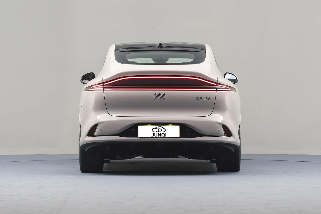 4 πόρτες IM Ηλεκτρικό αυτοκίνητο Zhiji LS6 Luxury Electric Sedan 250KW Max Motor Power