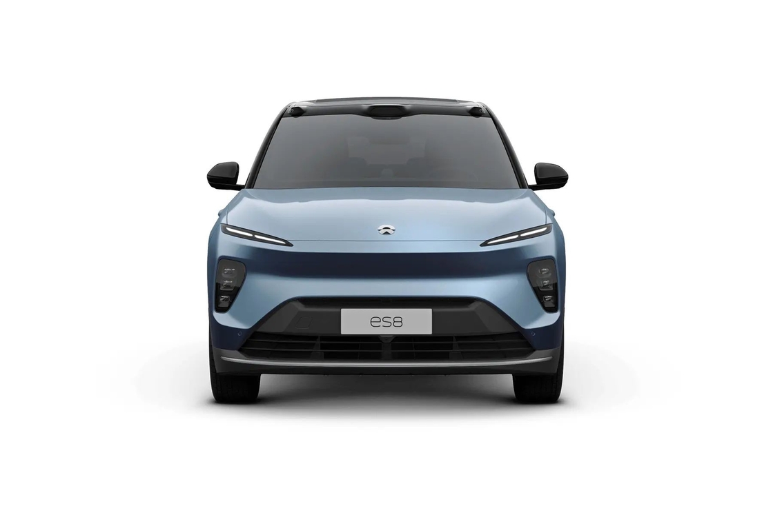 Δύο κινητήρες NIO ES8 Ηλεκτρικό SUV με τολμηρή μπροστινή σχάρα και ξεχωριστά φώτα LED