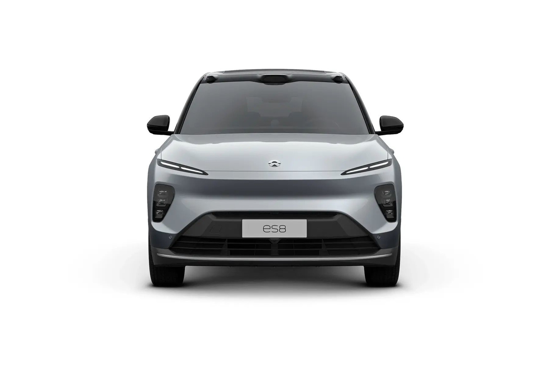 Δύο κινητήρες NIO ES8 Ηλεκτρικό SUV με τολμηρή μπροστινή σχάρα και ξεχωριστά φώτα LED
