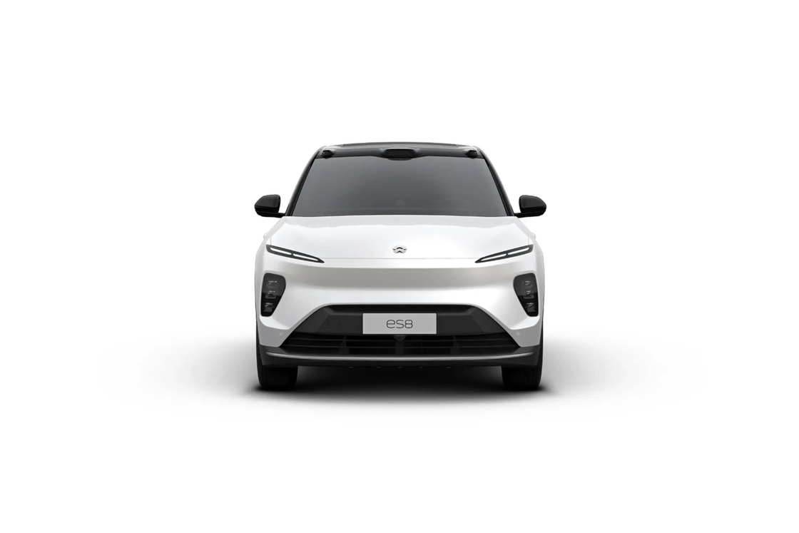 Δύο κινητήρες NIO ES8 Ηλεκτρικό SUV με τολμηρή μπροστινή σχάρα και ξεχωριστά φώτα LED