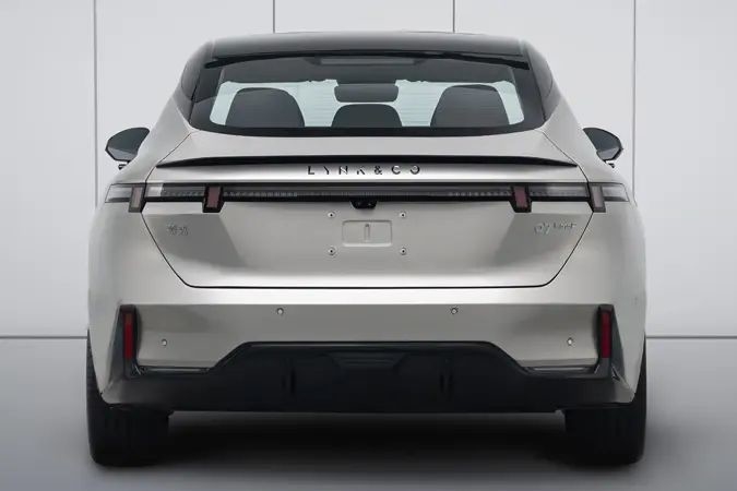 Η Lynk Co 07 είναι το τέλειο συνδυασμό απόδοσης και βιωσιμότητας για την αστική ζωή.