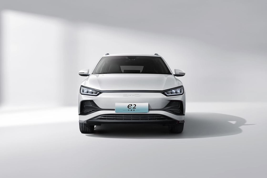 BYD E2 405km Νέα Ενέργεια Ηλεκτρικό Σεντάν Αριστερό χειροκίνητο EV 5 πόρτες 5 θέσεις