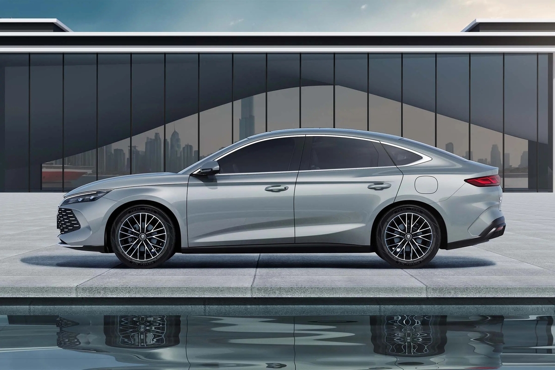 Υβριδική FWD BYD Ηλεκτρικό αυτοκίνητο 520χλμ. Περιοχή πολυτελή BYD Qin L EV