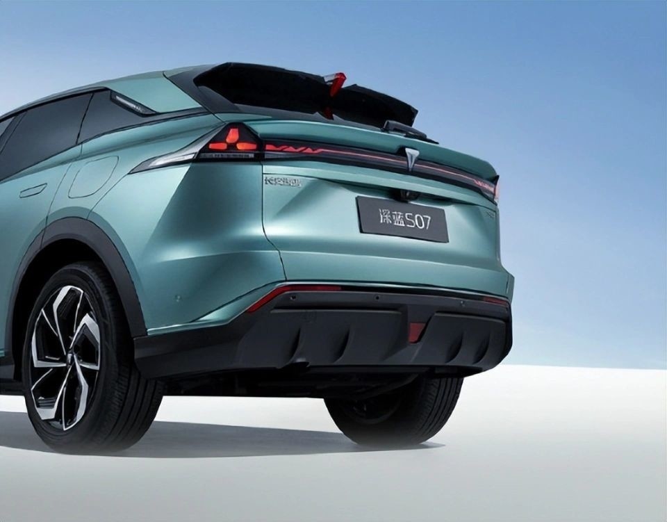 Μεσαίου μεγέθους Changan Ηλεκτρικό αυτοκίνητο DeepBlue 07 400km Range πίσω τροχιά EV Drive