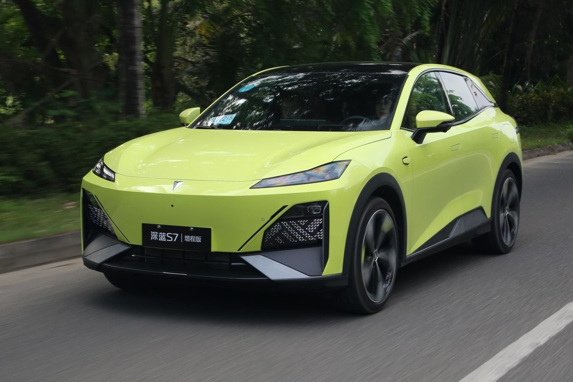 Μεσαίου μεγέθους Changan Ηλεκτρικό αυτοκίνητο DeepBlue 07 400km Range πίσω τροχιά EV Drive