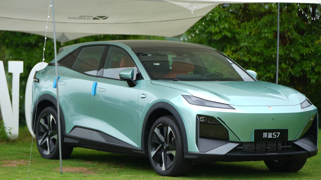 Αριστερό τιμόνι Changan Ηλεκτρικό αυτοκίνητο DeepBlue 07 Το τέλειο συνδυασμό της μορφής και της λειτουργίας